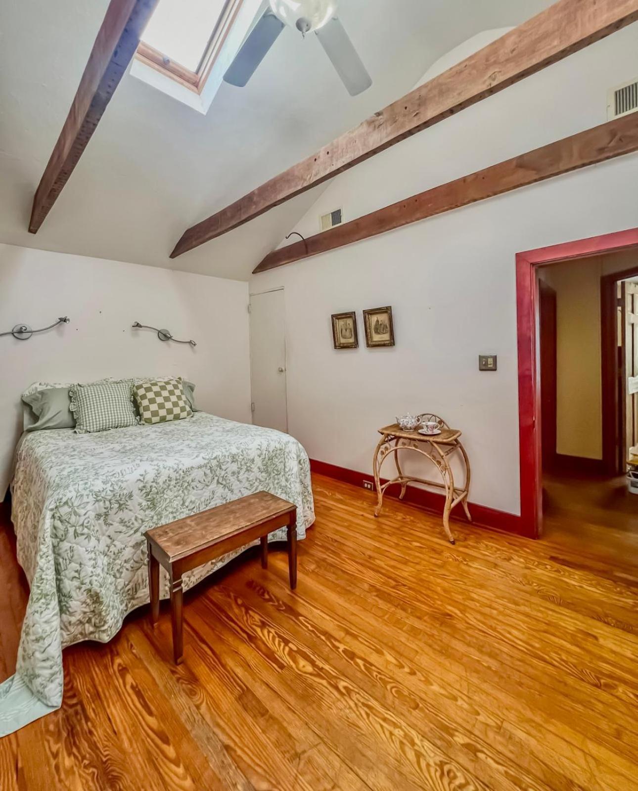 Historic Downtown Gem Holiday home